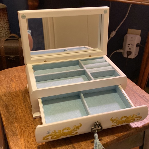 Vintage Avon Jewelry Box - Picture 5 of 11